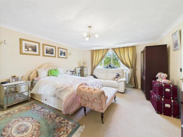 5 bed Detached for sale Image 9