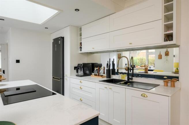 5 bed Semi-Detached for sale Image 6