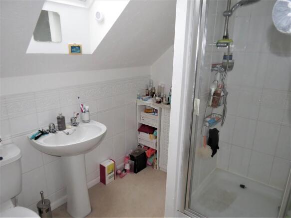Master bedroom en...