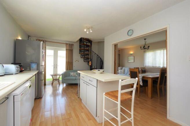KITCHEN/DINING...
