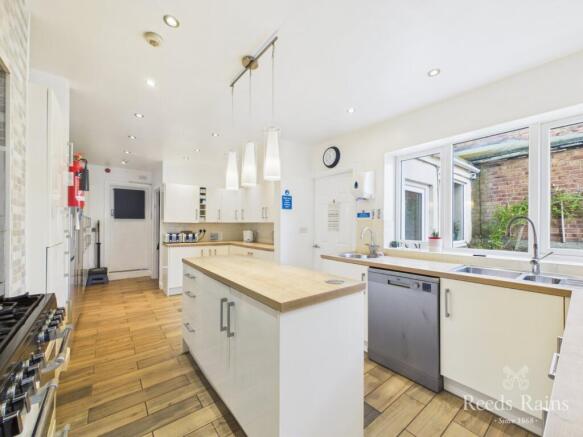 9 bed Semi-Detached for sale Image 11