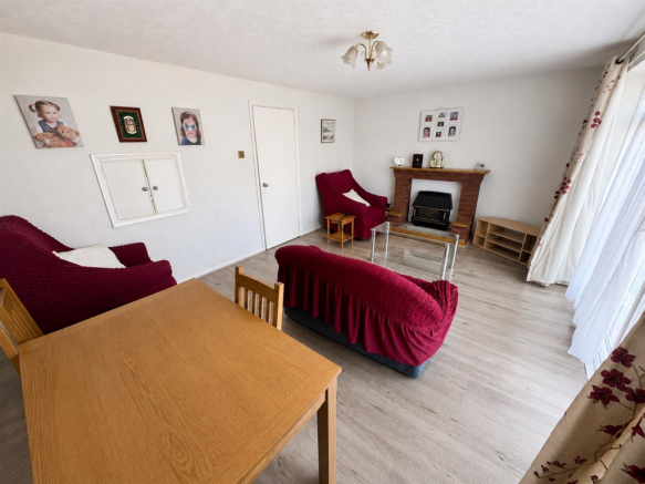 LOUNGE / DINING