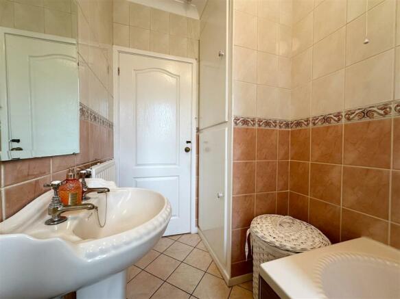 FAMLY BATHROOM