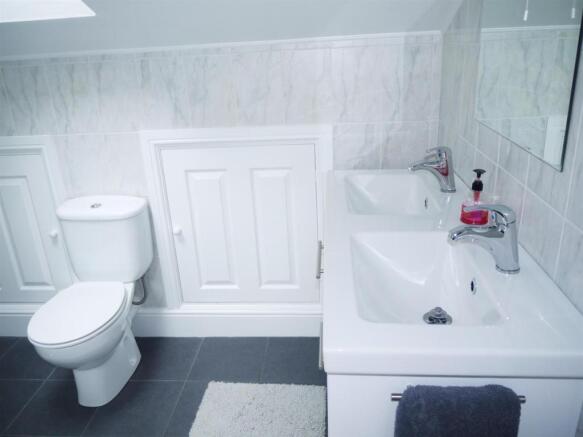 EN-SUITE SHOWER ROOM
