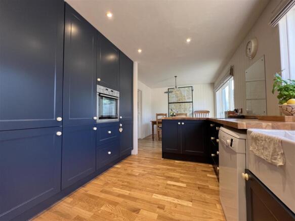4 Ashley Way kitchen 2.JPG