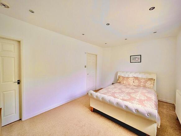 5 bed Semi-Detached for sale Image 10