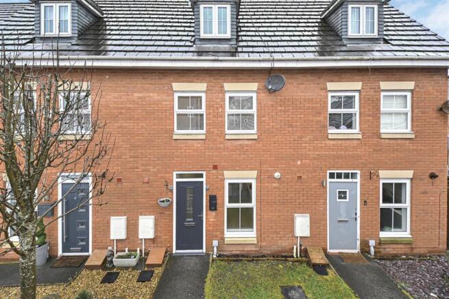28 Runfield Close External (1).JPG