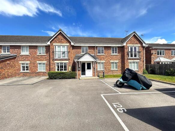 2-bed flat on Moat Way, Brayton, Selby, £130,000