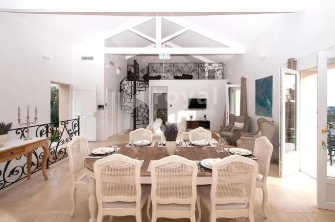 Dining area opening onto the garden, perfect for c