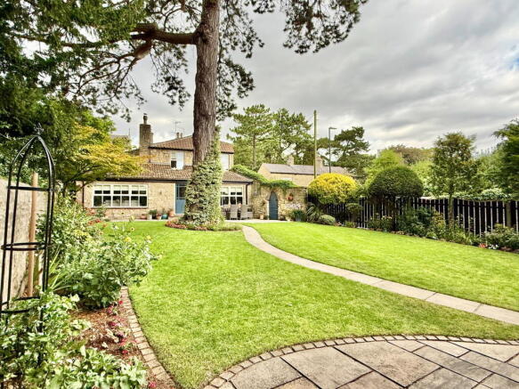4 bed Link Detached House for sale Image 4
