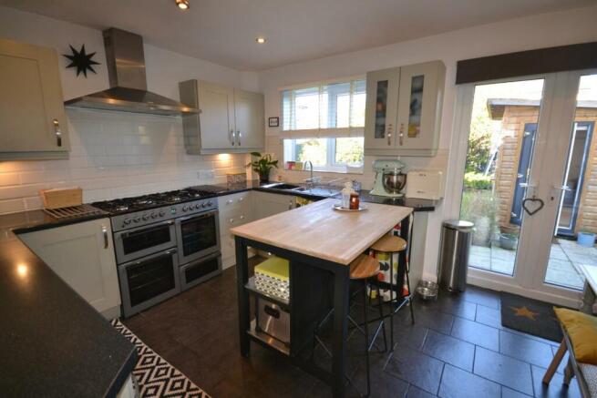 KITCHEN/DINING AREA