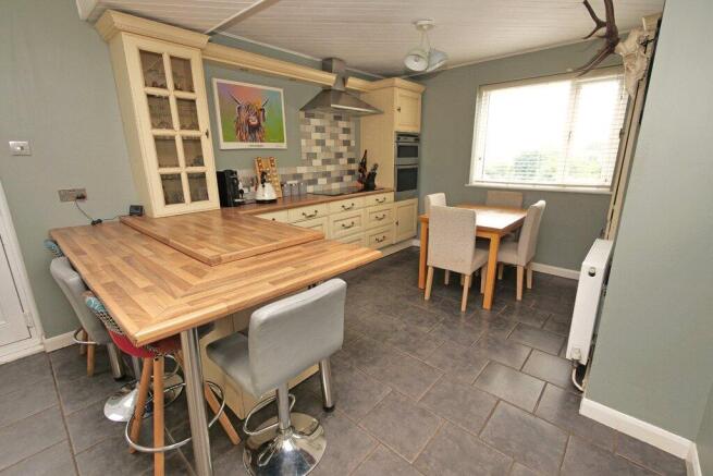 3 bed Semi-Detached for sale Image 3