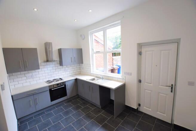 5 bed Semi-Detached to rent Image 7