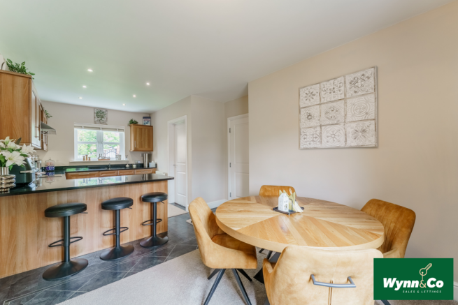 5 bed Detached for sale Image 10