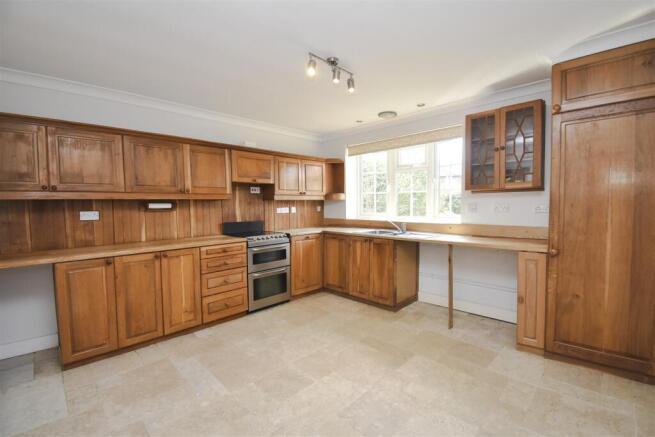 4 bed Detached to rent Image 4
