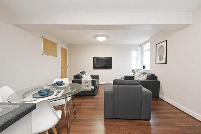 3 bed Apartment to rent Image 4