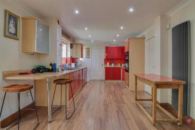5 bed Detached to rent Image 8