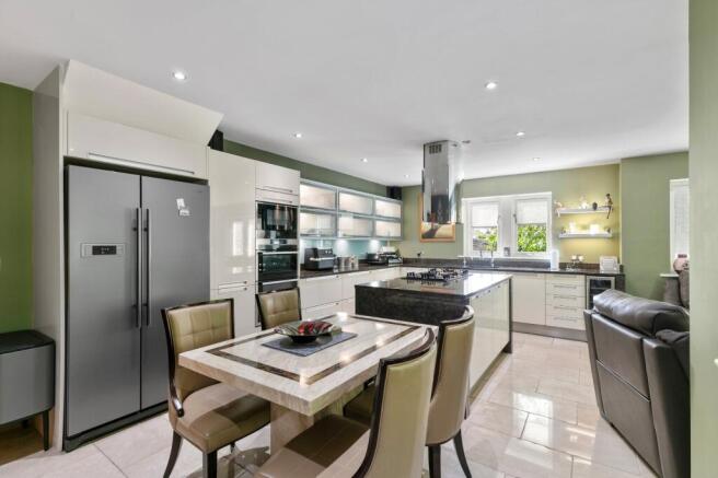 4 bed House for sale Image 12