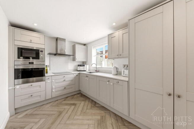 4 bed Detached for sale Image 7