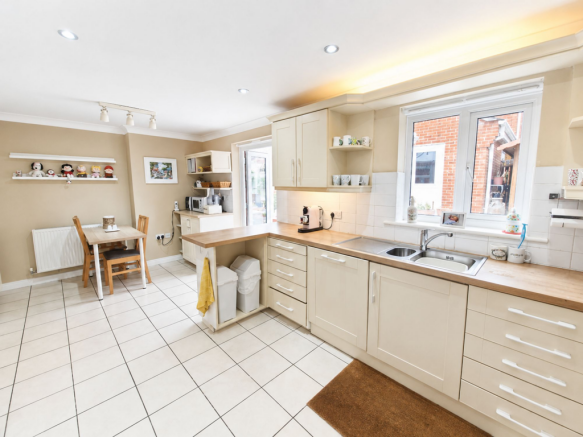 4 bed Detached for sale Image 5