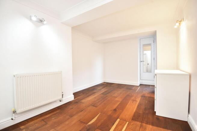 2 bed Flat for sale Image 7