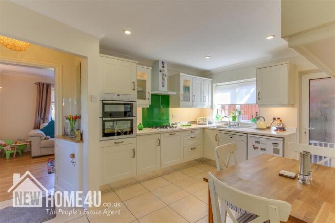 KITCHEN / DINING ROOM