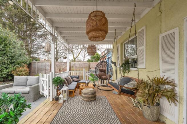 Higham Station Avenue, E4