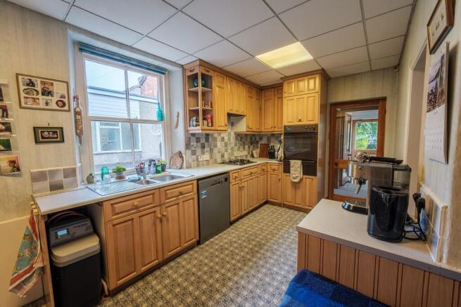5 bed Detached for sale Image 11