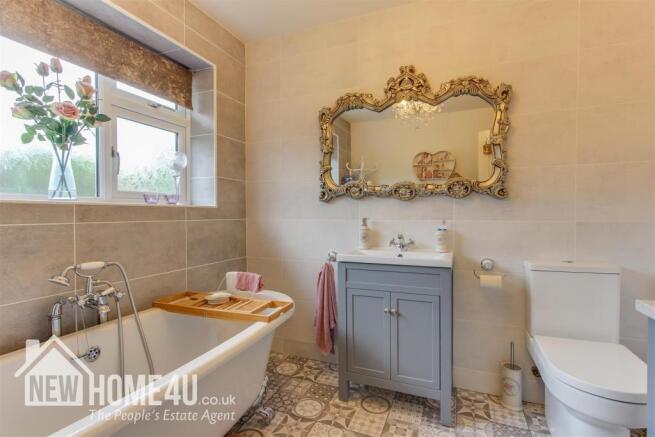FAMILY BATHROOM: