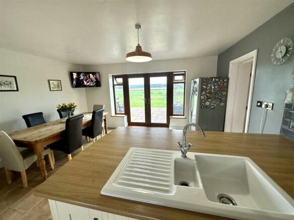 KITCHEN/DINING ROOM