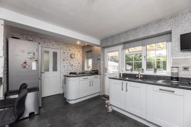 5 bed Detached for sale Image 4