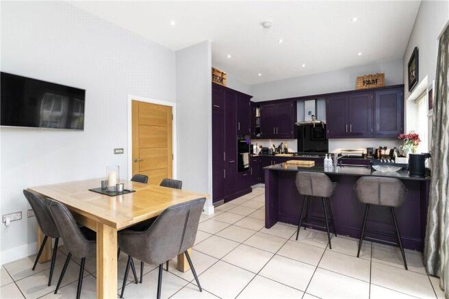 5 bed Detached for sale Image 7
