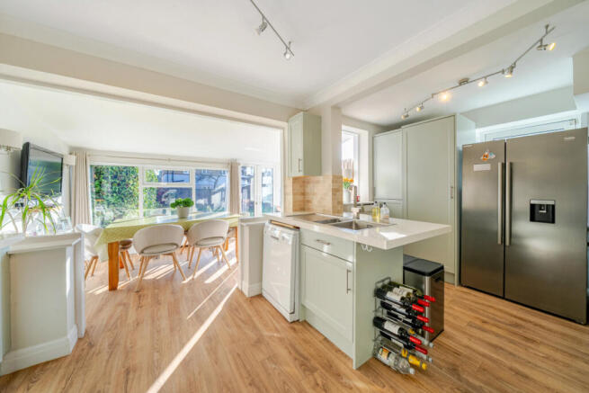 1404162-6-697b364...