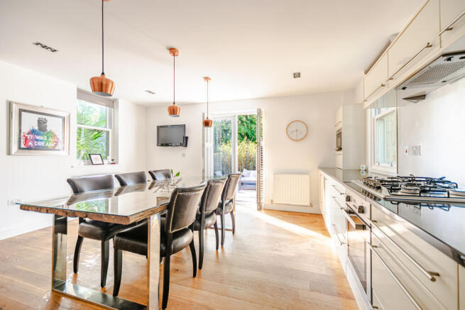 4 bed Detached for sale Image 8