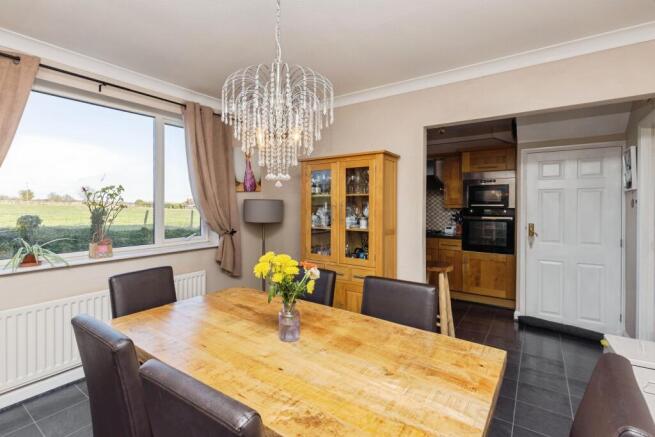 4 bed Semi-Detached for sale Image 8