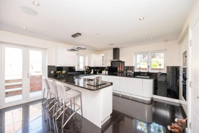 4 bed Detached for sale Image 8