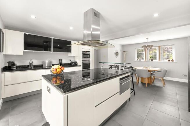 4 bed Detached for sale Image 6