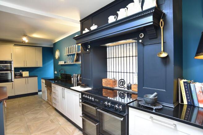 4 bed Detached for sale Image 8