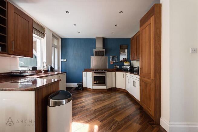 3 bed Semi-Detached for sale Image 12