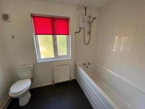 10 Dafydd Place - bathroom.jpg