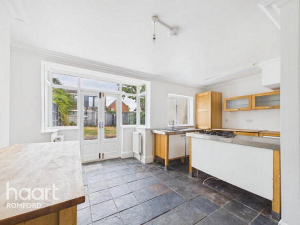 Kingsmead Avenue, Romford photo 4