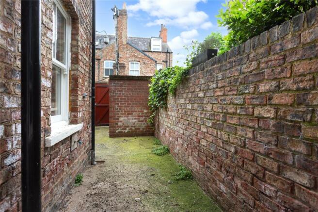 3 bed Terraced for sale Image 11