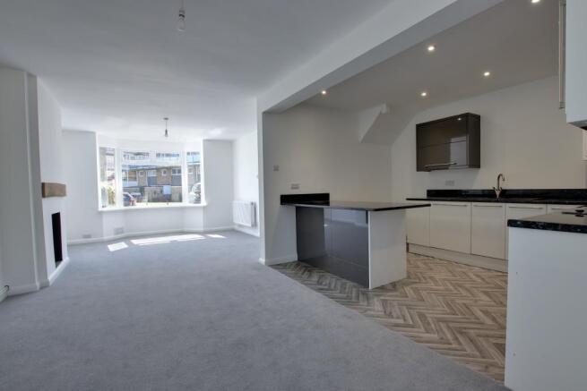 KITCHEN/LIVING ROOM