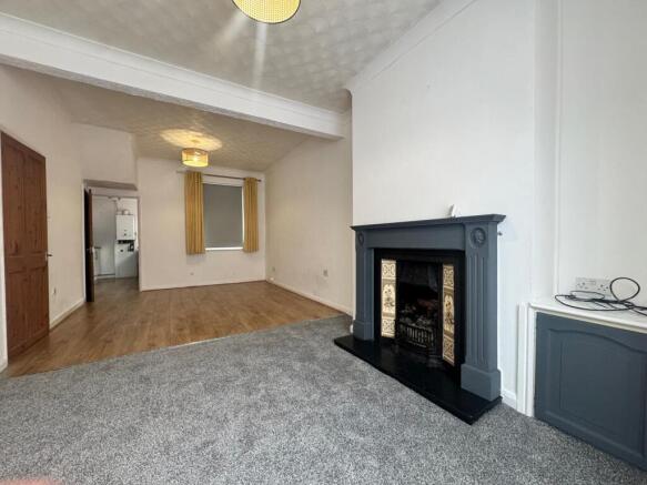 2 bed Terraced to rent Image 5