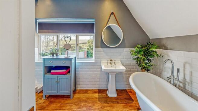 Station-House-turn-your-phone-on-its-side-Bathroom