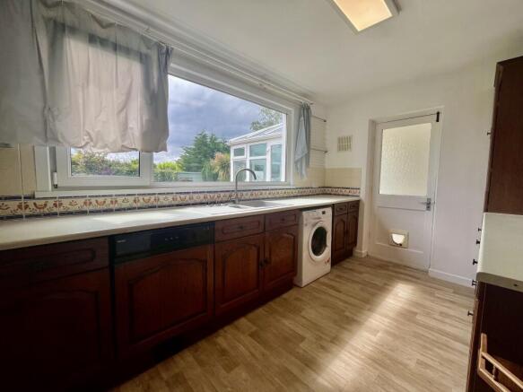 4 bed House to rent Image 5