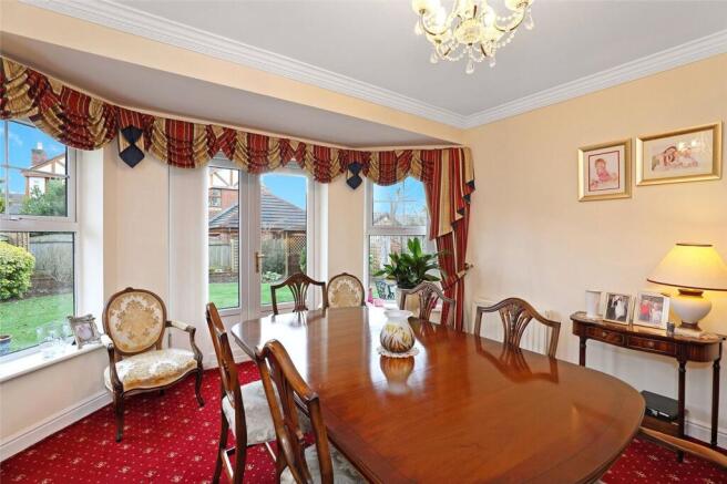 5 bed Detached for sale Image 11
