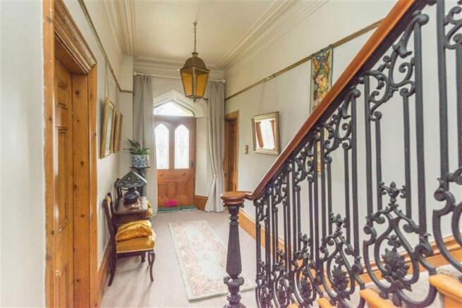IMPRESSIVE ENTRANCE HALL