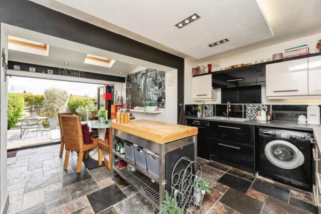 4 bed Semi-Detached for sale Image 12