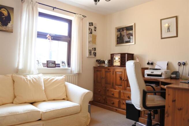 BEDROOM / STUDY